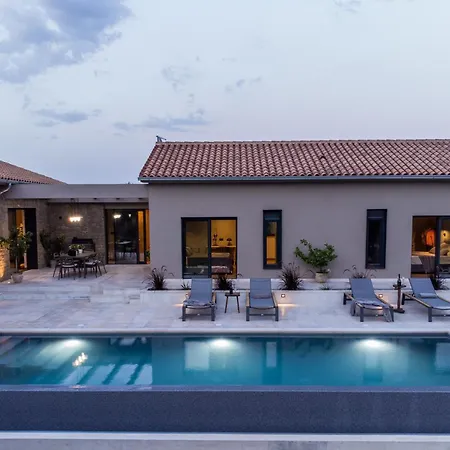Horto With Heated Pool & Sauna Villa *